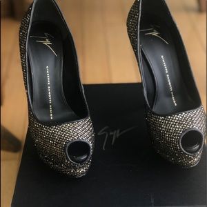 Lightly used platform pumps